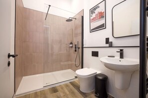 Shower, towels, shampoo, toilet paper - Argyl | Abbey Gate: Studio 11 (Edinburgh)