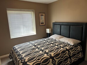 Strykejern/-brett, internettilgang og sengetøy