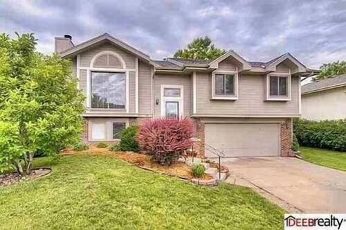 Spacious 4-bedroom house in charming Omaha with AC