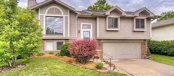 Spacious 4-bedroom house in charming Omaha with AC