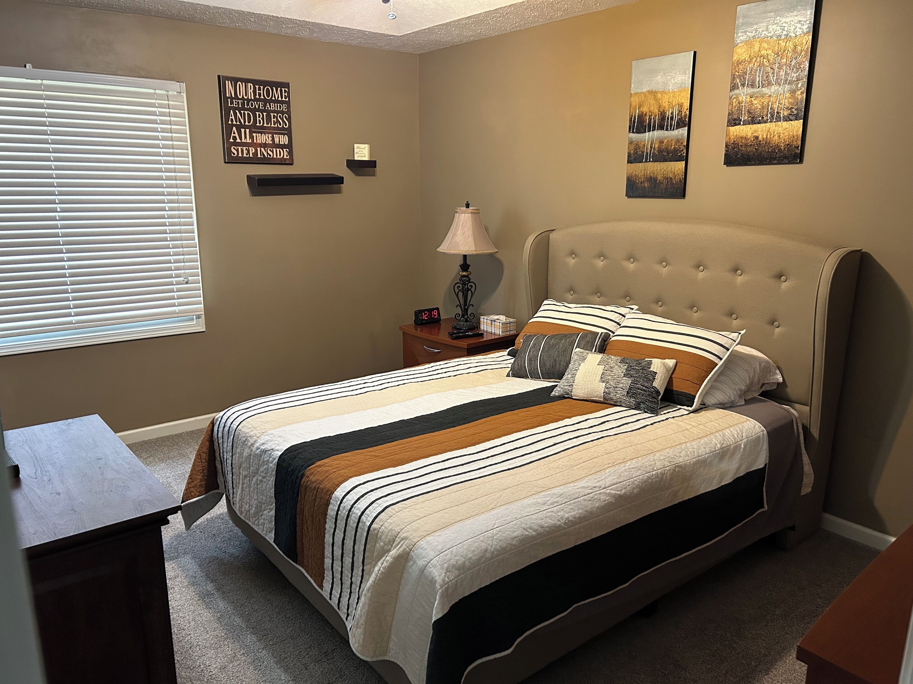 Tabla de planchar con plancha, internet y ropa de cama 