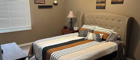 Tabla de planchar con plancha, internet y ropa de cama