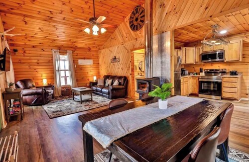 Secluded 2 Bedroom Timber Ridge Cabin- Hot Tub, Lake Boat Ramp 1 Mile, Fishing