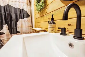 Hair dryer, towels, soap, shampoo - Secluded 2 Bedroom Timber Ridge Cabin- Hot Tub, Lake Boat Ramp 1 Mile, Fishing (Louisa)