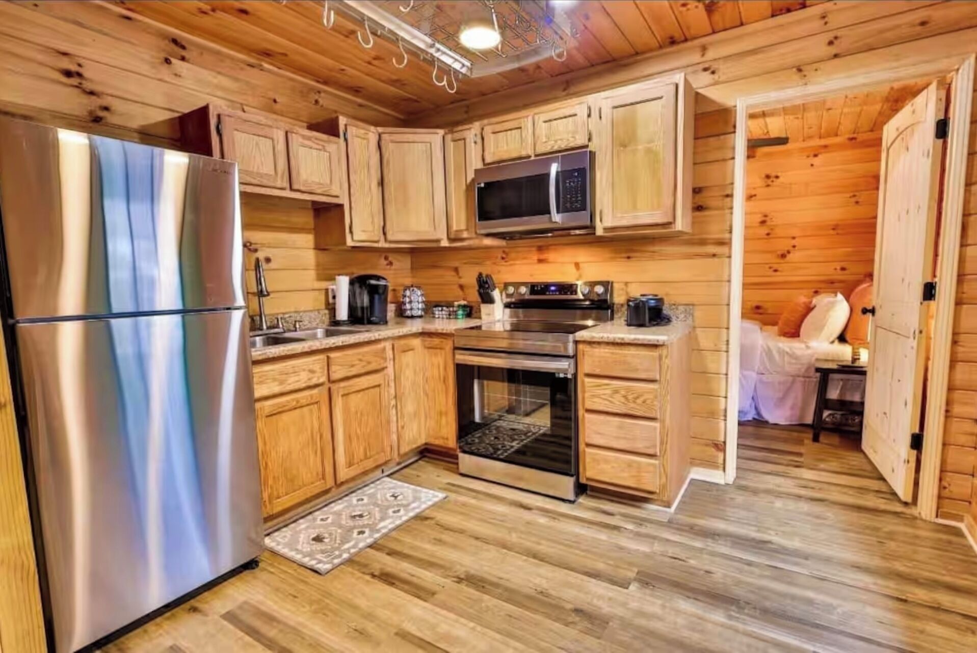 Kylskåp, mikrovågsugn, ugn och spishäll