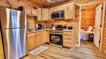 Kylskåp, mikrovågsugn, ugn och spishäll