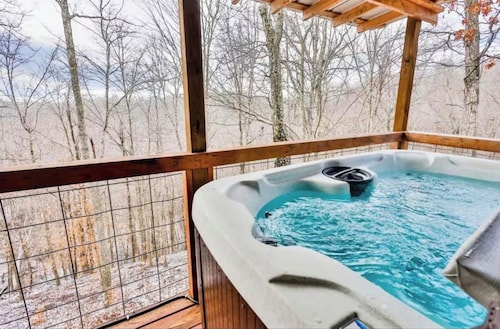 Secluded 2 Bedroom Timber Ridge Cabin- Hot Tub, Lake Boat Ramp 1 Mile, Fishing