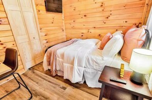 2 bedrooms, desk, WiFi (free), bed sheets - Secluded 2 Bedroom Timber Ridge Cabin- Hot Tub, Lake Boat Ramp 1 Mile, Fishing (Louisa)