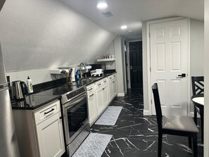 Fridge, microwave, oven, stovetop - Cozy 1-bedroom studio close to the Cleveland Clinic! (Cleveland)