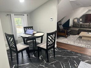 Interior - Cozy 1-bedroom studio close to the Cleveland Clinic! (Cleveland)