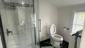 Een douche, handdoeken, zeep, shampoo