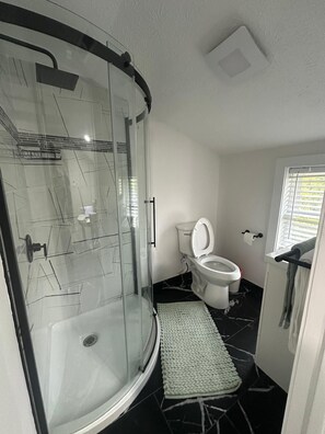 Shower, towels, soap, shampoo - Cozy 1-bedroom studio close to the Cleveland Clinic! (Cleveland)
