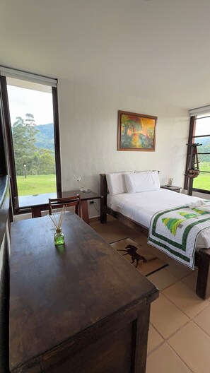 Fer et planche à repasser, accès Internet, draps fournis