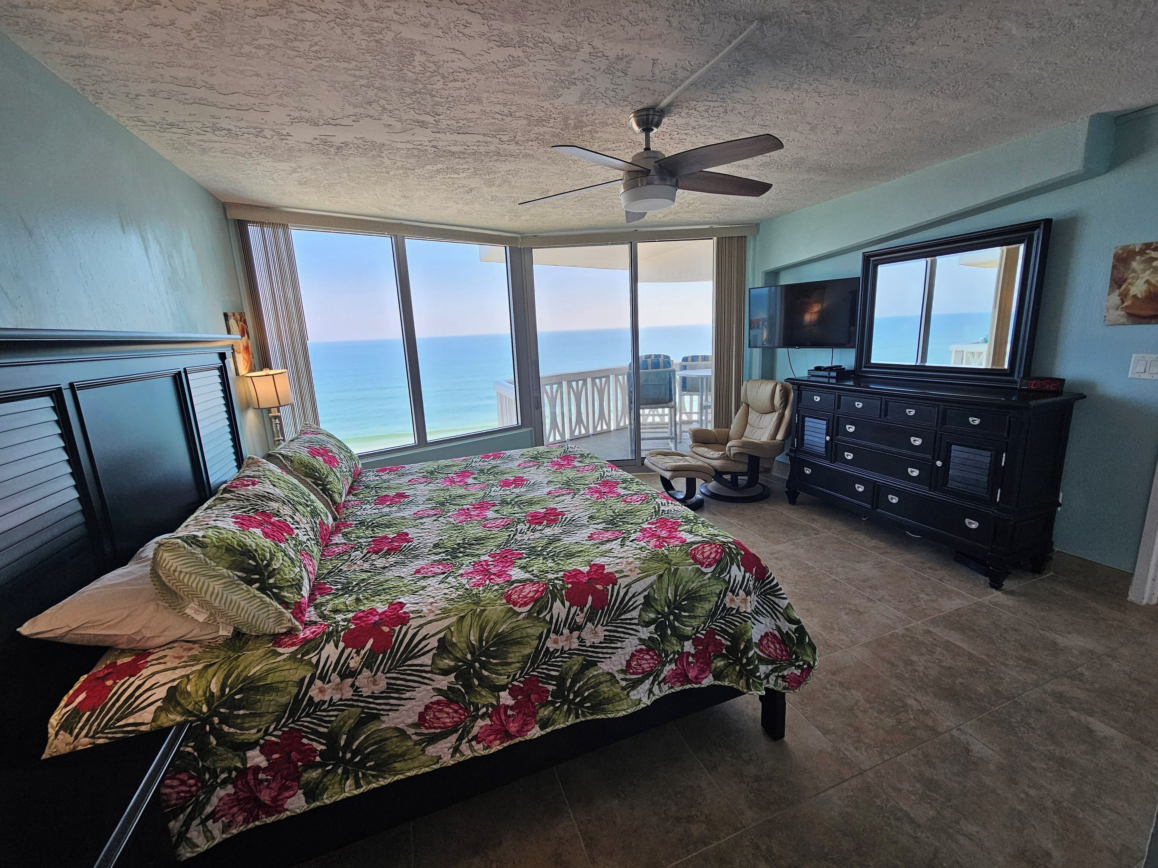 Iron/ironing board, Internet, bed sheets