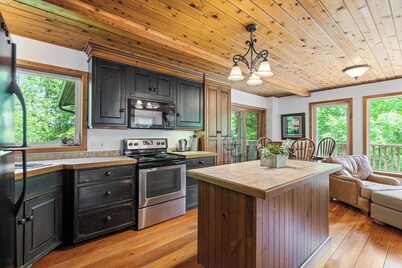 Charming Lakeside Cottage Retreat — Cozy, Quiet & Close to Town