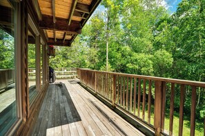 Terrace/patio - Charming Lakeside Cottage Retreat — Cozy, Quiet & Close to Town (Lakefield)