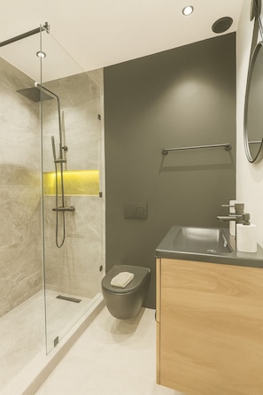 Douche, articles de toilette gratuits, sèche-cheveux