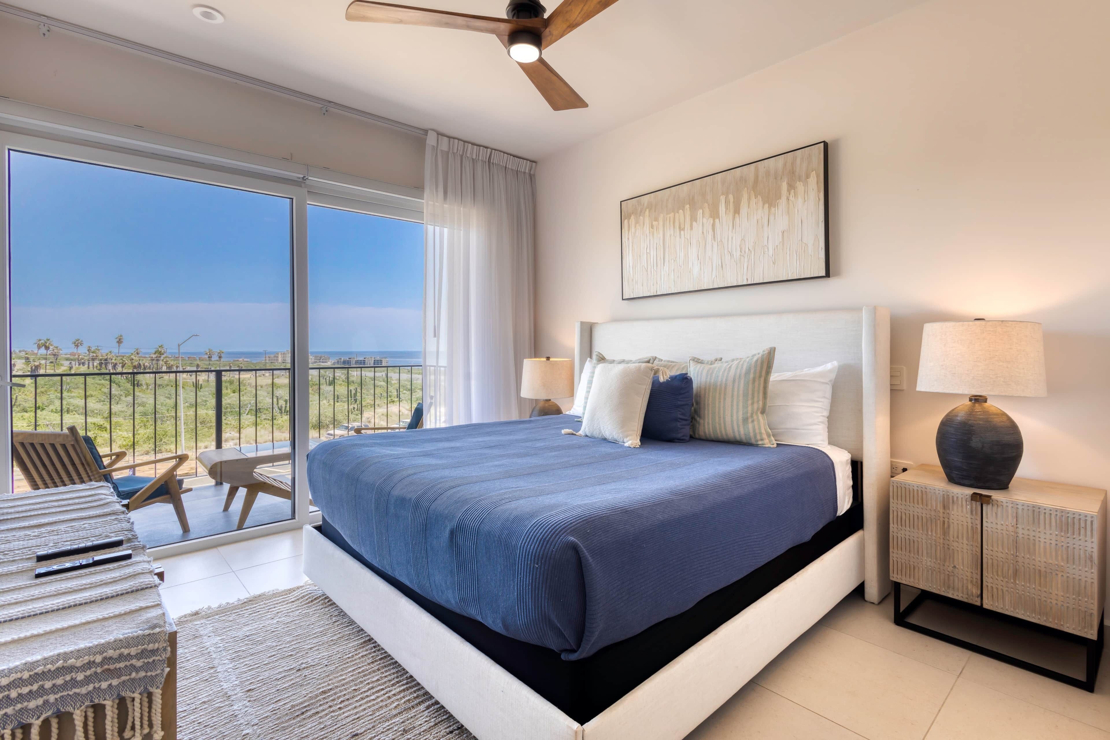 Tabla de planchar con plancha, wifi, ropa de cama