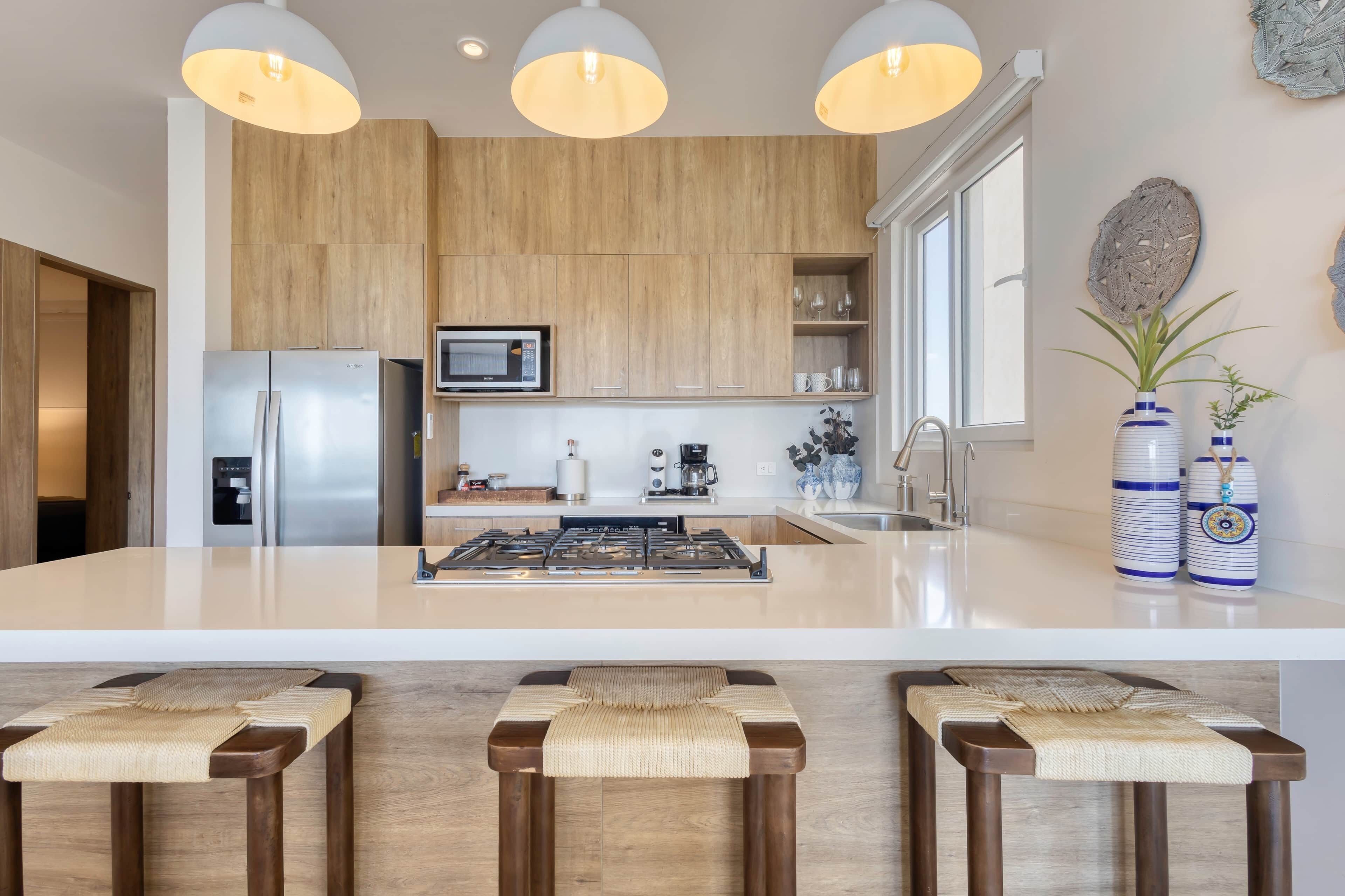 Réfrigérateur, micro-ondes, four, plaque de cuisson