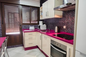 Frigorífic, microones, forn i placa de cuina