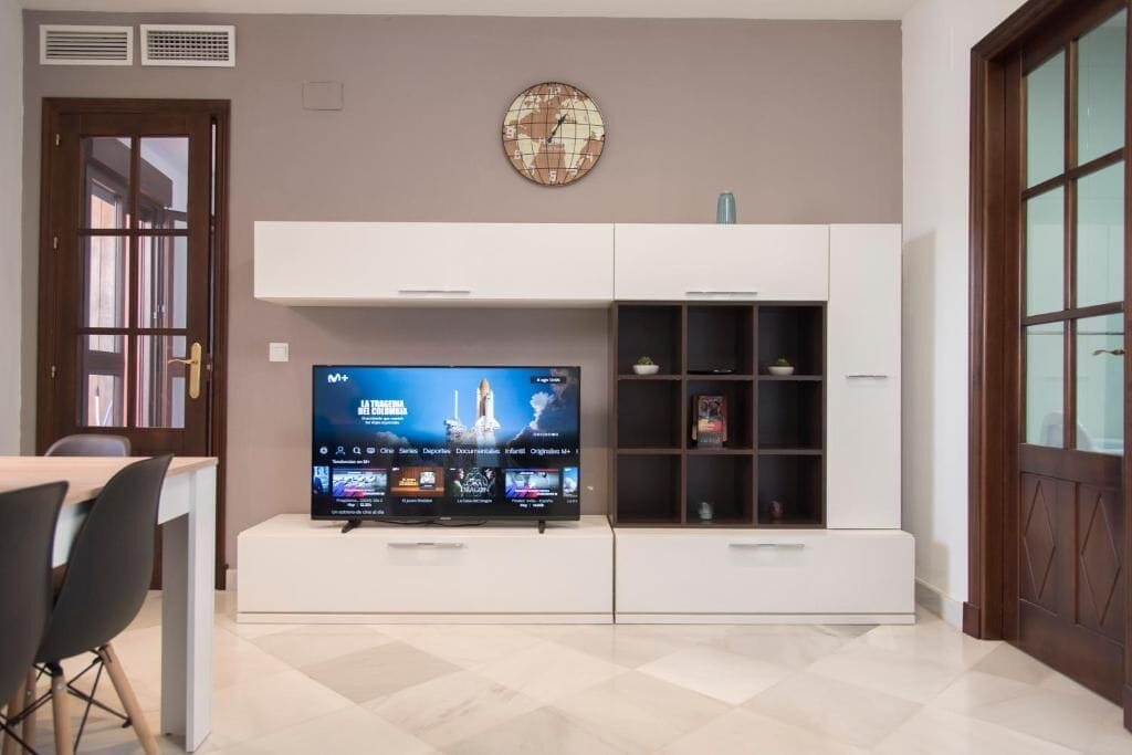 Una televisión de pantalla plana