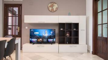 Una televisión de pantalla plana