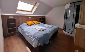 Blendingsgardiner, strykejern/-brett og wi-fi (inkludert)