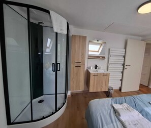 Tirai kedap cahaya, setrika/meja setrika, dan Wi-Fi gratis