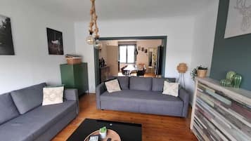 Nhà, 4 phòng ngủ, quang cảnh vườn | Khu phòng khách | TV màn hình phẳng