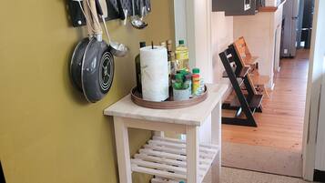 Ấm điện, lò nướng bánh mì, ghế cao cho trẻ em