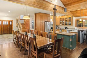 Dining - 5BD, HotTub, Fireplaces, Firepit, BBQ, Bonus Suite (Cle Elum)