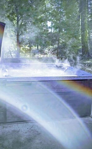 Outdoor spa tub - 5BD, HotTub, Fireplaces, Firepit, BBQ, Bonus Suite (Cle Elum)