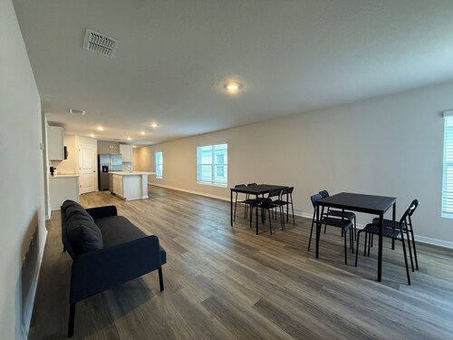 Gorgeous 4-bedroom house with AC in charming Parrish