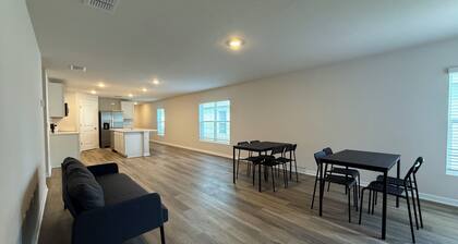 Gorgeous 4-bedroom house with AC in charming Parrish