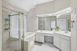 Shower, hair dryer, bidet, towels - World Cup 2026 - Dallas: Minimum 30-day stay; Enjoy proximity to AT&T Stadium (Arlington)