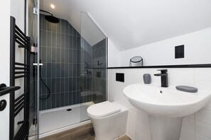 Shower, towels, shampoo, toilet paper - Argyl | Abbey Gate: Studio 9 (Edinburgh)