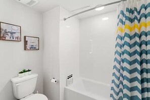 Douche, sèche-cheveux, serviettes fournies, savon