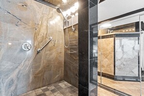 Shower, towels - 3BR Beachfront Dunes of Panama 3 Pools Sleeps 10 (Panama City Beach)