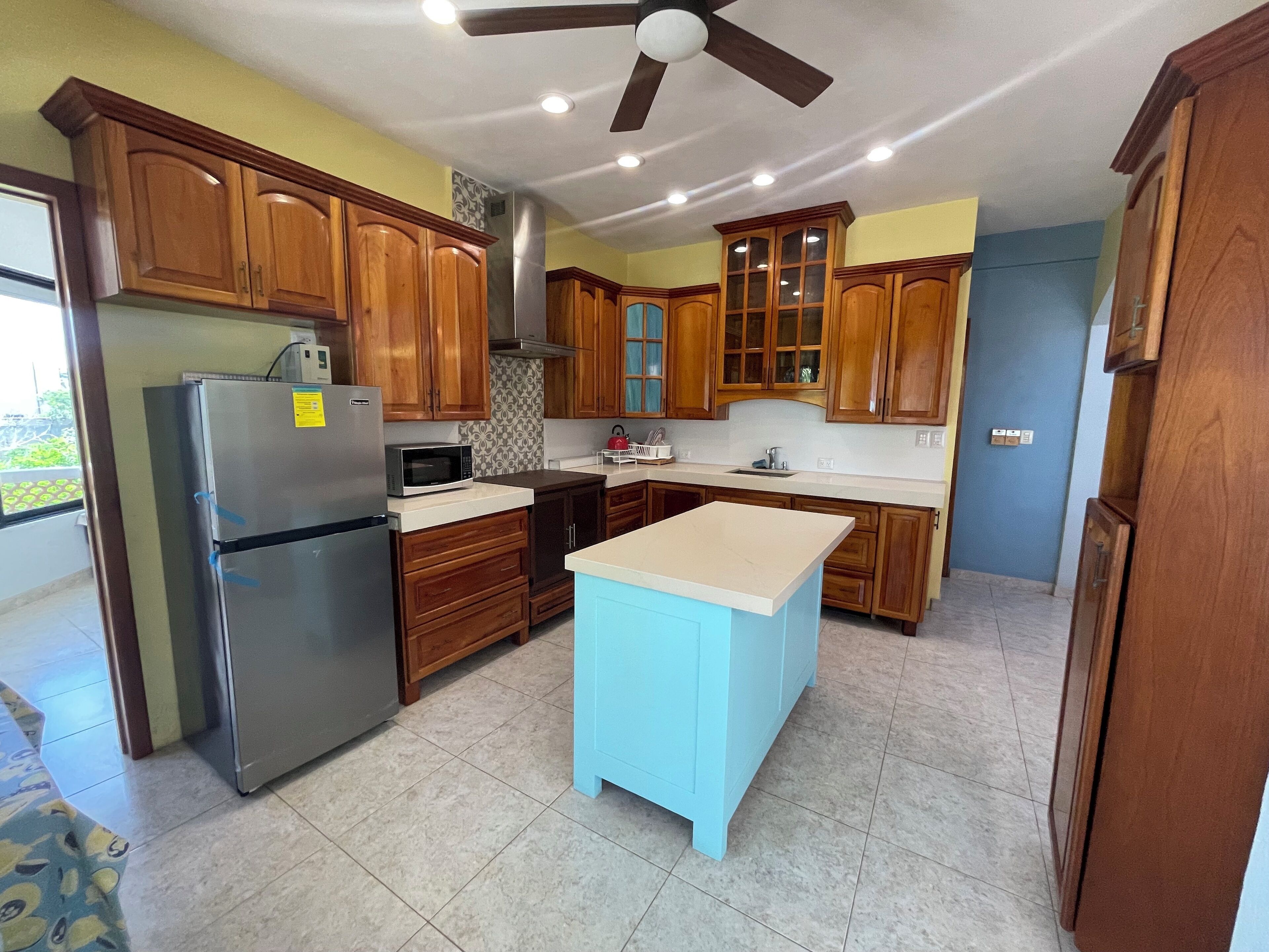 Kjøleskap, mikrobølgeovn, kokeplater og kaffetrakter/tekoker