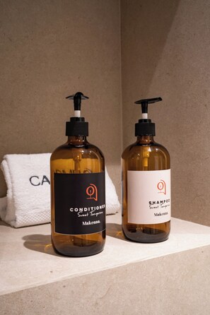 Regadera, secadora de cabello, toallas, jabón 