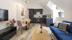 Um apartamento moderno com área de refeições, cozinha e sala de estar.
