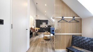 Um interior moderno com cozinha, área de refeições e espaço para sentar.