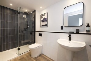 Shower, towels, shampoo, toilet paper - Argyl | Abbey Gate: Studio 8 (Edinburgh)