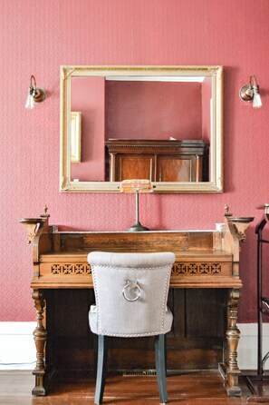 Interior - Step back in time,stately downtown St.Johns Apartment in Historical District, (St. John's)