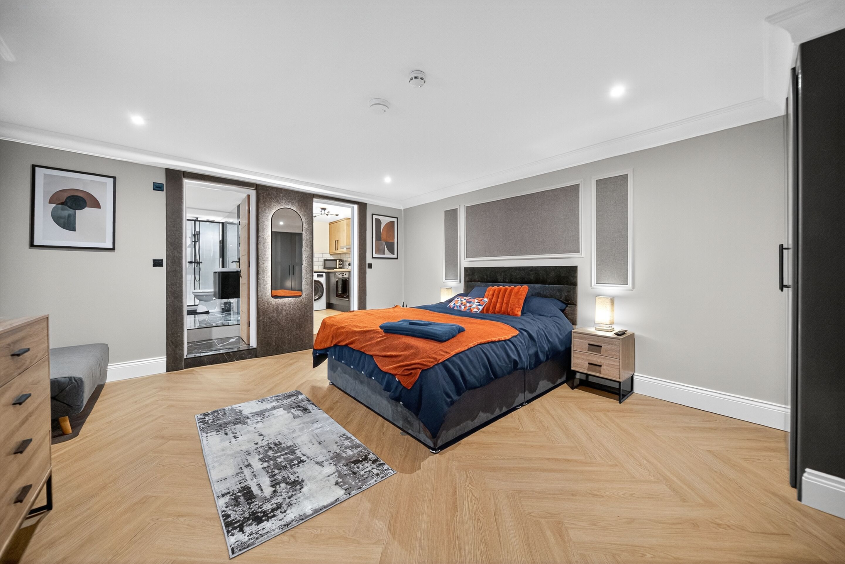 Deluxe Apartment, Ensuite | Bathroom | Shower, free toiletries, towels, soap