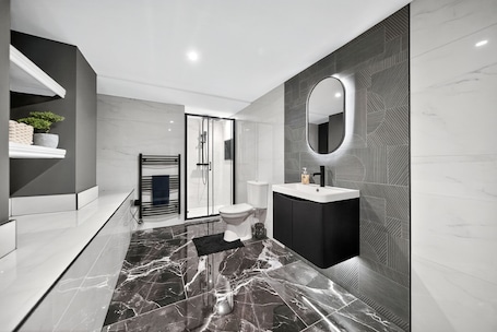 Deluxe Apartment, Ensuite | Bathroom | Shower, free toiletries, towels, soap. Rosemont Road