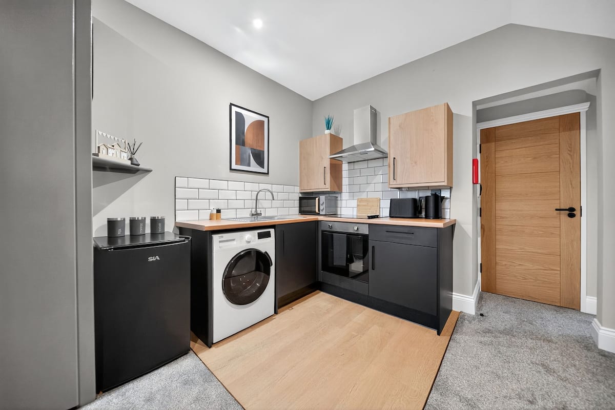 Deluxe Studio, Private Bathroom (Studio 2 ) | Shared kitchen | Fridge, microwave, oven, stovetop
