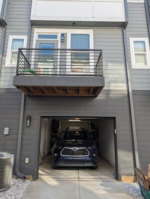 Exterior detail - Queen City Castle - Spacious 3-bedroom townhome w Rooftop Terrace & City Views (Charlotte)