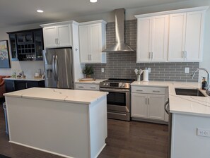 Private kitchen - Queen City Castle - Spacious 3-bedroom townhome w Rooftop Terrace & City Views (Charlotte)