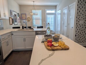 Private kitchen - Queen City Castle - Spacious 3-bedroom townhome w Rooftop Terrace & City Views (Charlotte)